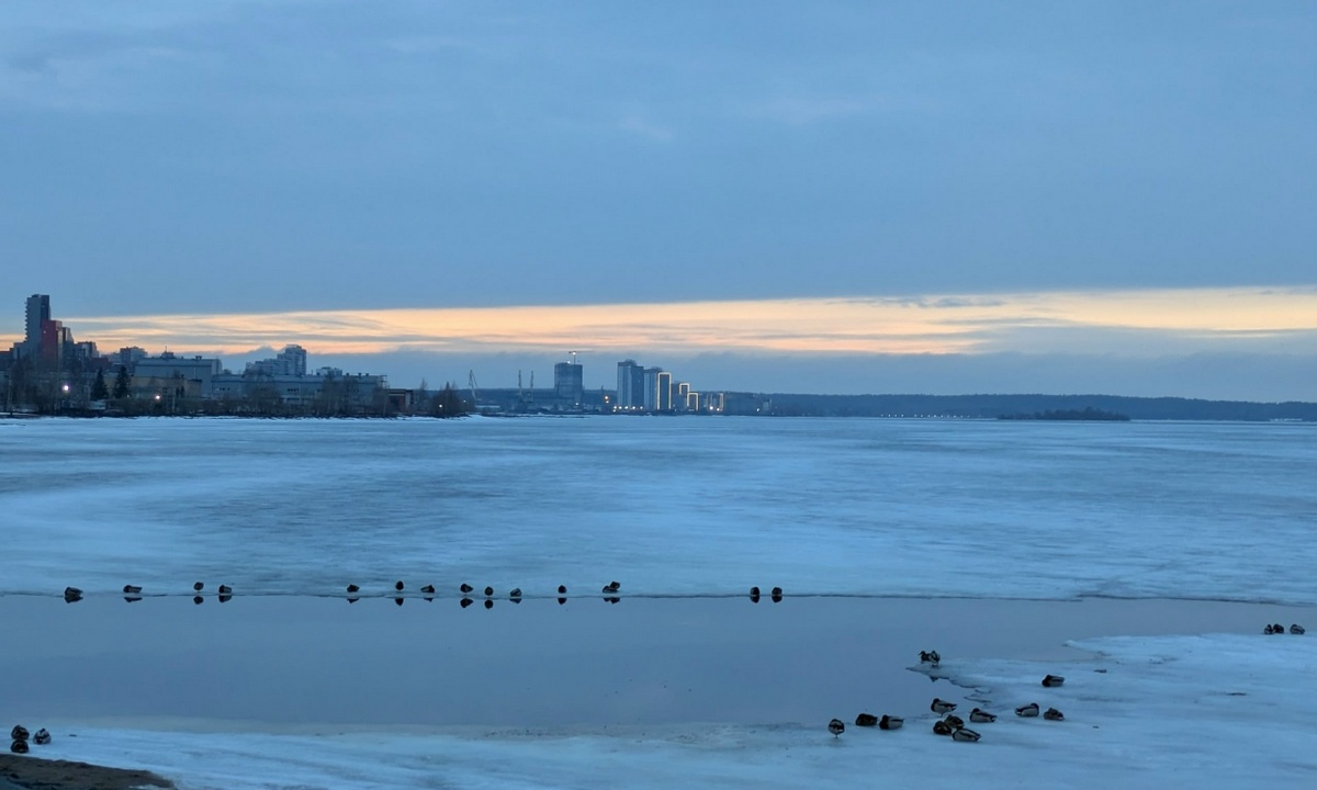 В Петрозаводске мужчину унесло на льдине на набережной