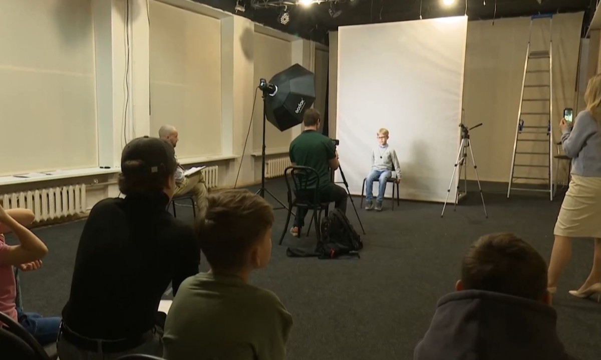 Сотни детей пришли на кастинг в Петрозаводске, чтобы сняться со звездой «Улиц разбитых фонарей»