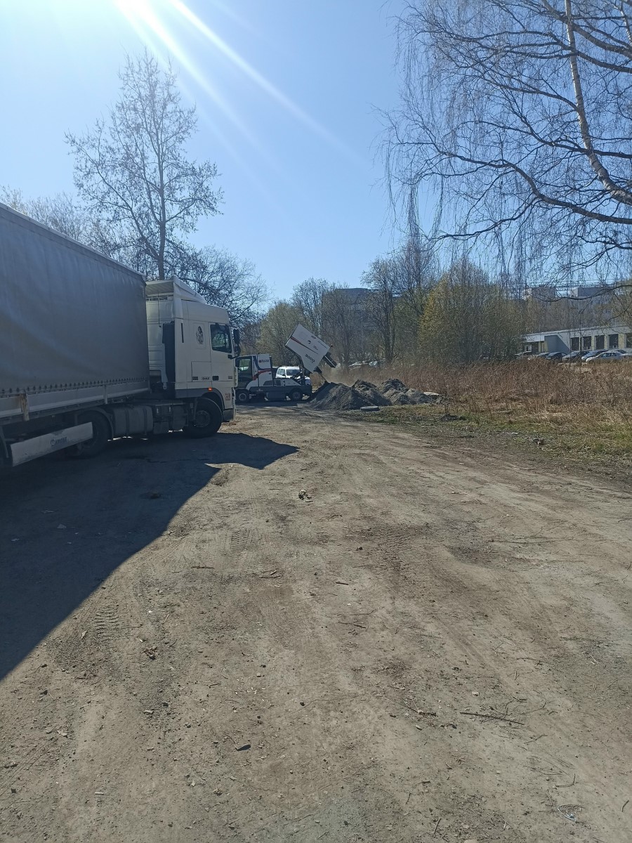 В Петрозаводске уличный смет выгружают прямо на парковку