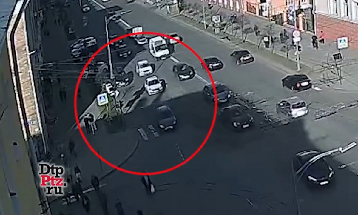 «Какое же позорище». Засыпанная щебнем яма в центре Петрозаводска приводит к авариям