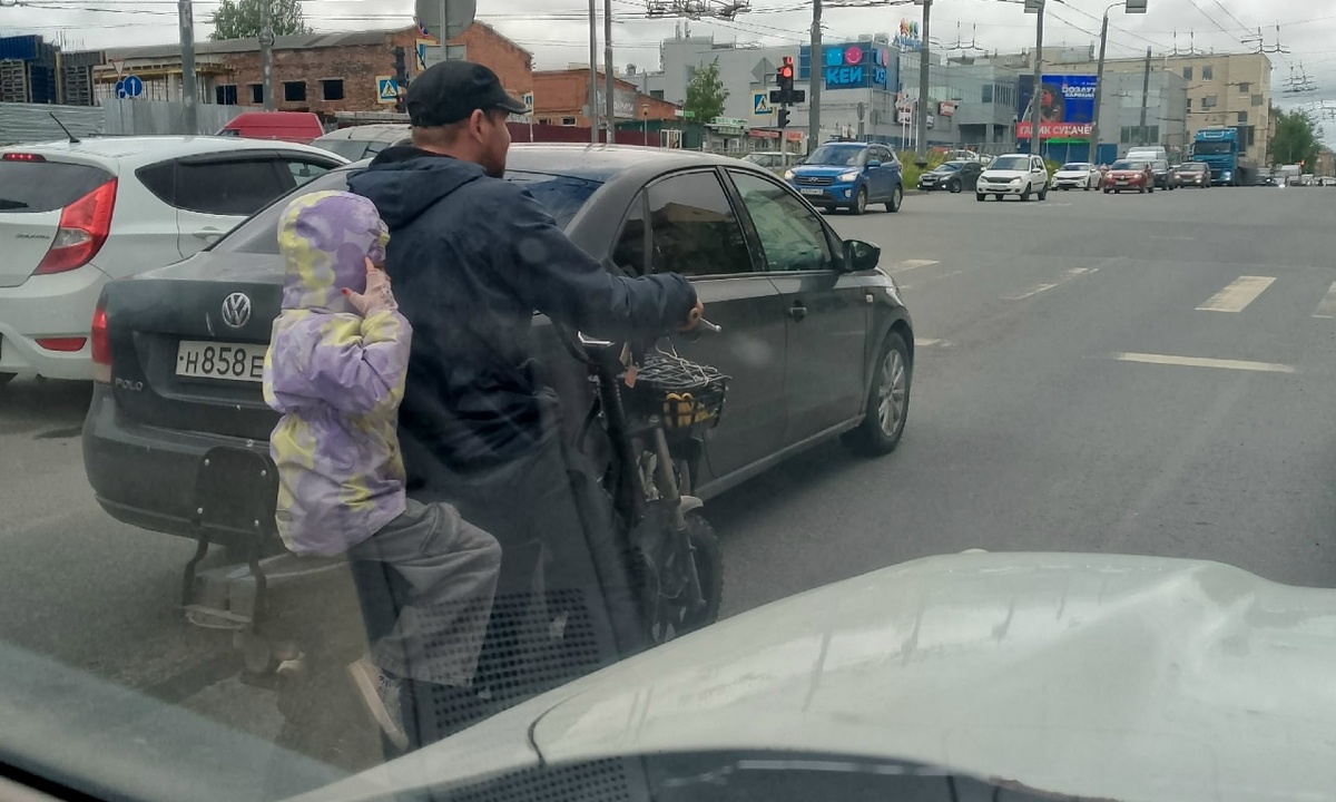 «До трагедии секунды». В Петрозаводске ищут мужчину, гонявшего по городу на электровелосипеде с ребенком