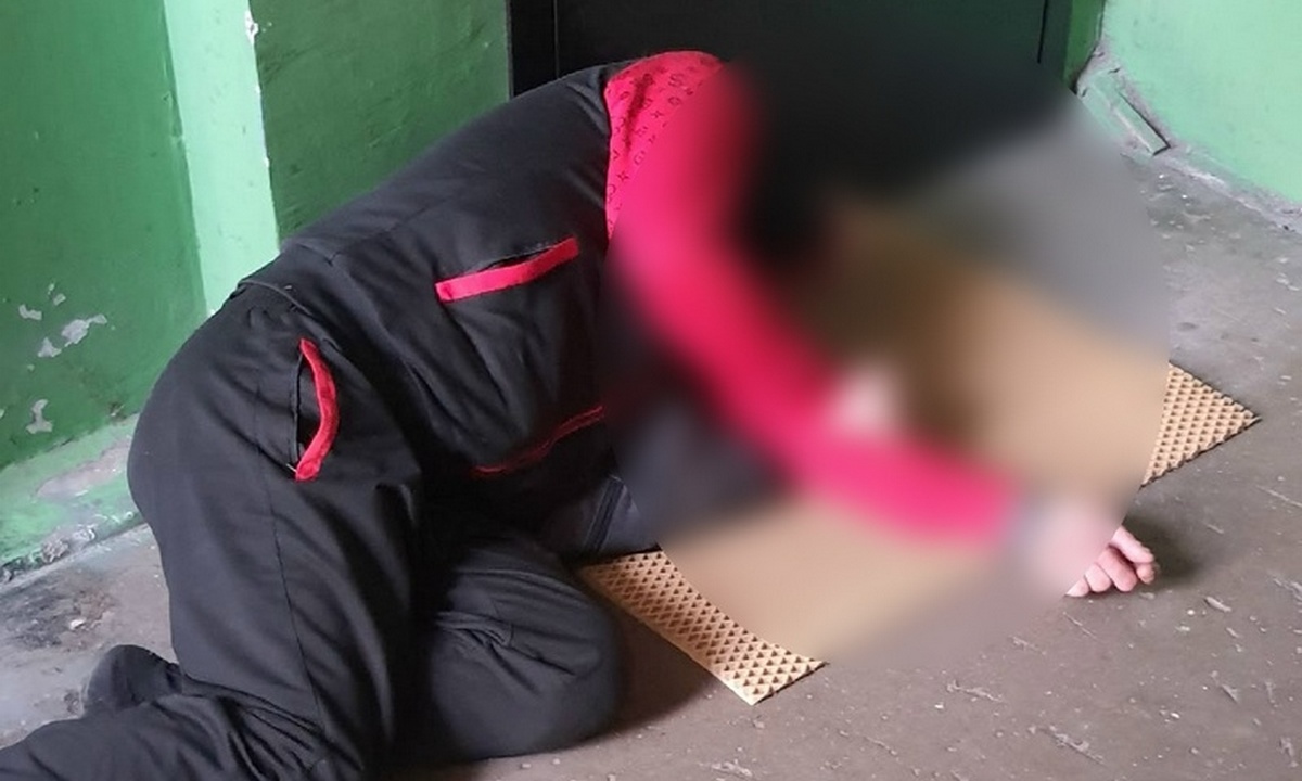 «Сидят и трясутся от страха»: в Карелии мать с тремя детьми боится соседа