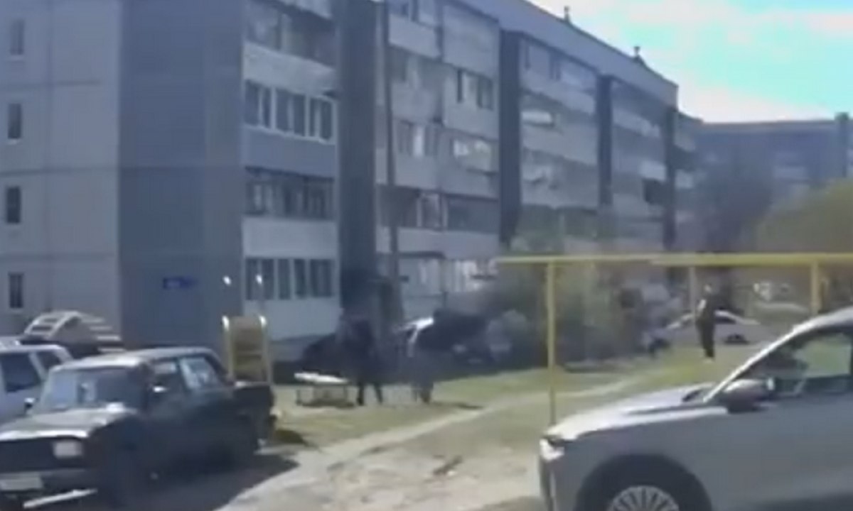 Появилось видео, как мужчину ударили ножом на детской площадке в Петрозаводске