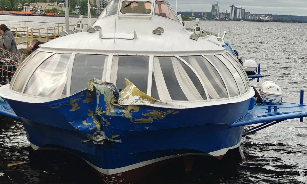 Появились фото поврежденного «Метеора», который врезался в причал в Петрозаводске