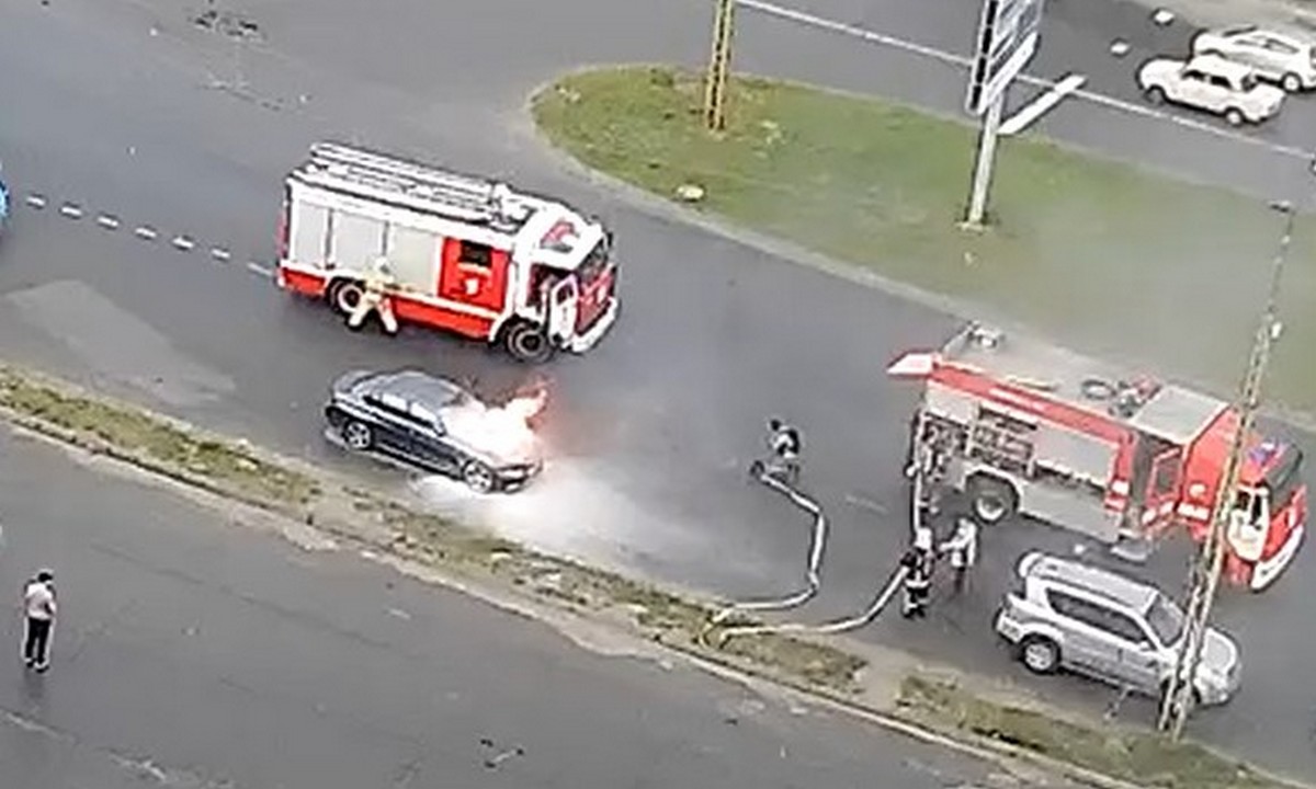 В Петрозаводске на оживленном перекрестке загорелся BMW