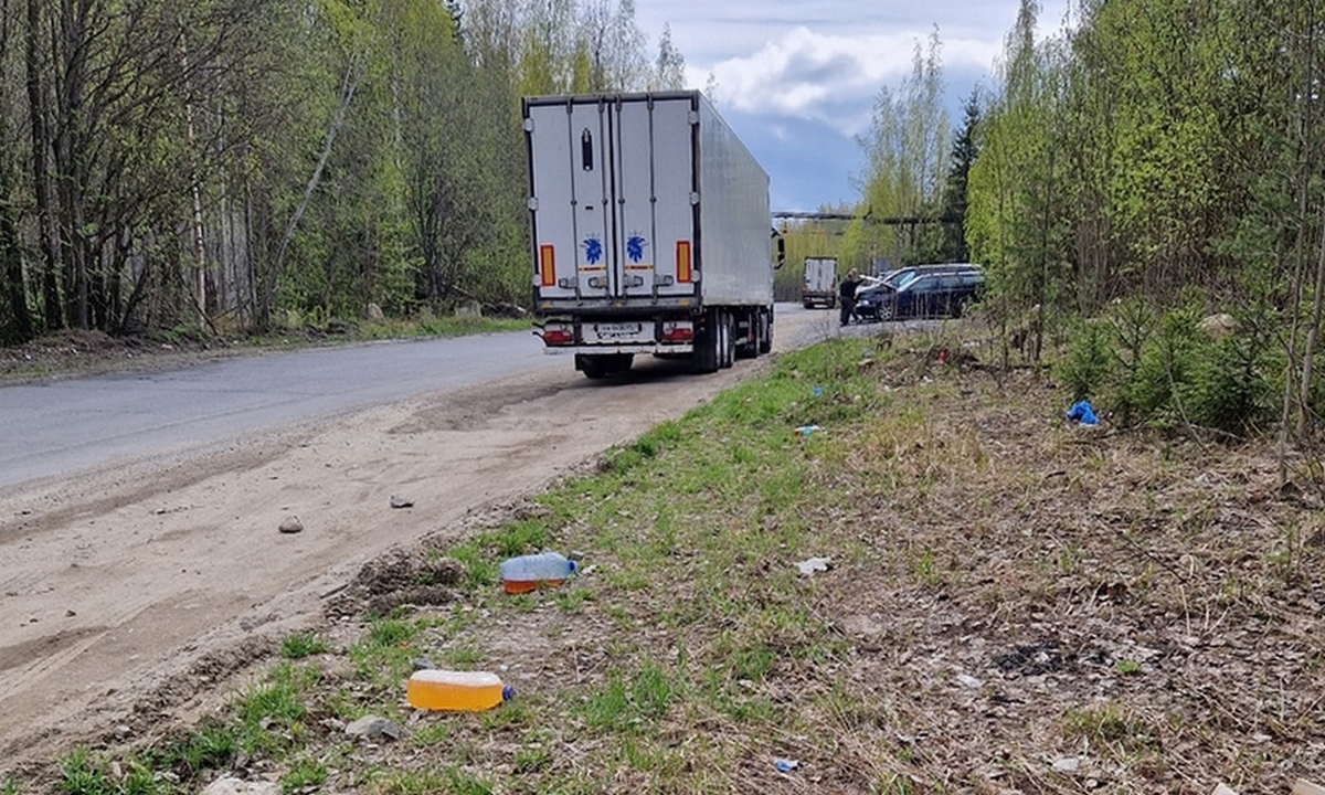 Водители фур превратили район Петрозаводска в свалку и туалет, хотя бизнес обещал чистоту