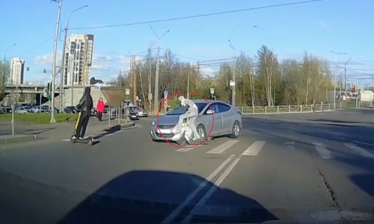 В Петрозаводске сбили девушку на самокате на пешеходном переходе