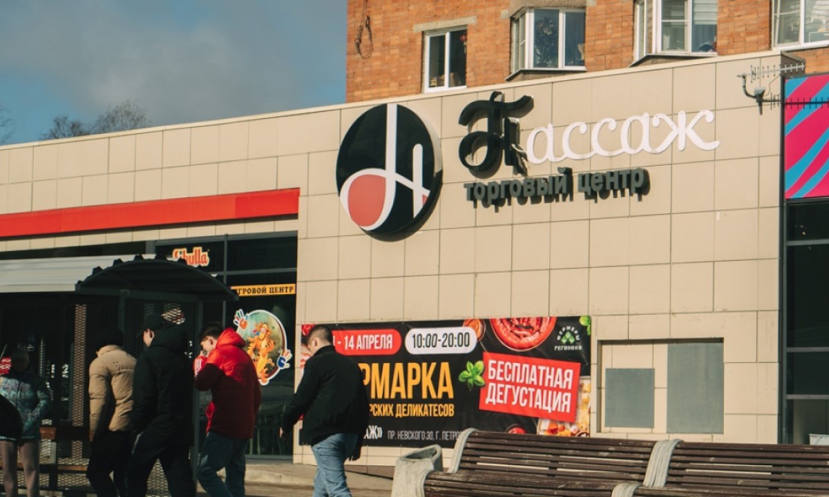 «Сверлят, пилят каждый день». В Петрозаводске наконец-то сносят «Невский Пассаж»?