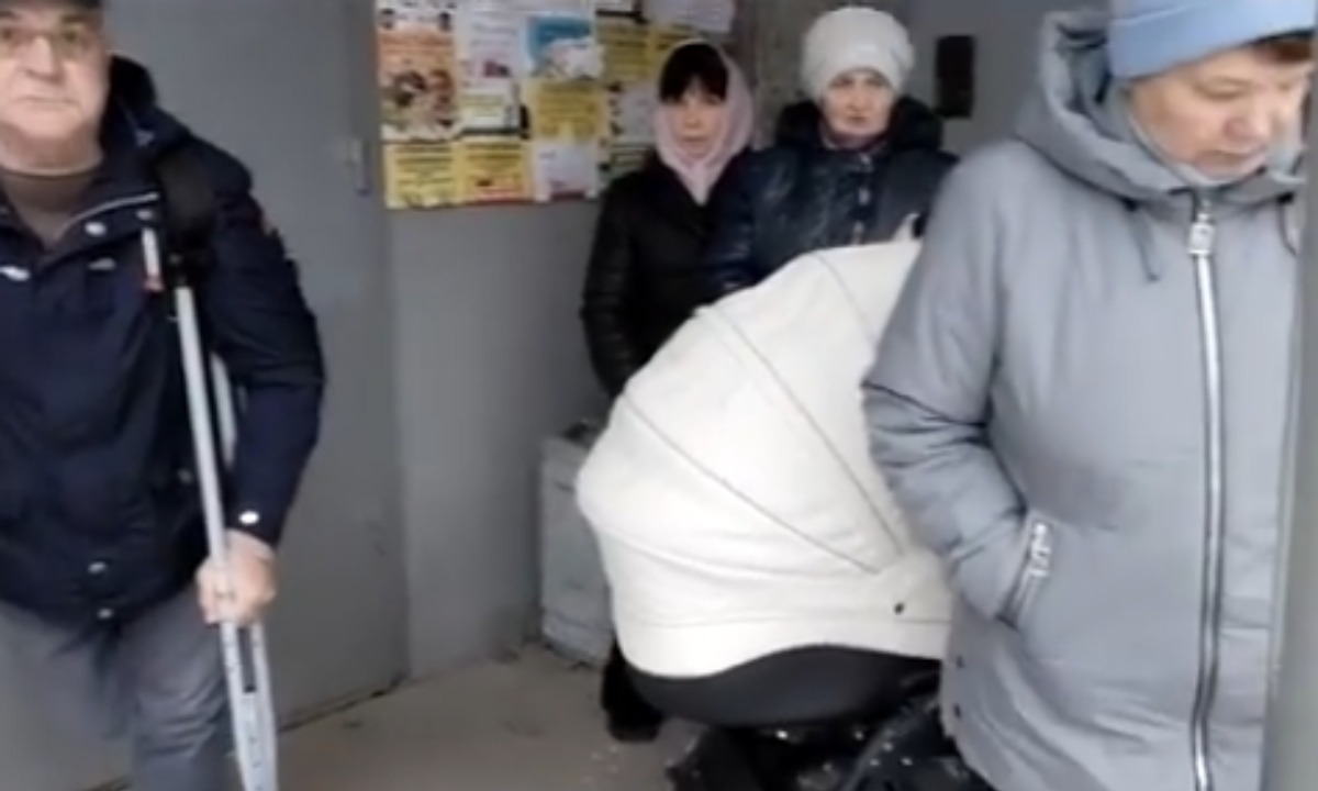 «Водичка стоит, все прекрасно»: в Петрозаводске так и не решили проблему дома, где живет безногий мужчина