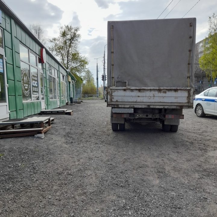 В Петрозаводске грузовик наехал на девушку