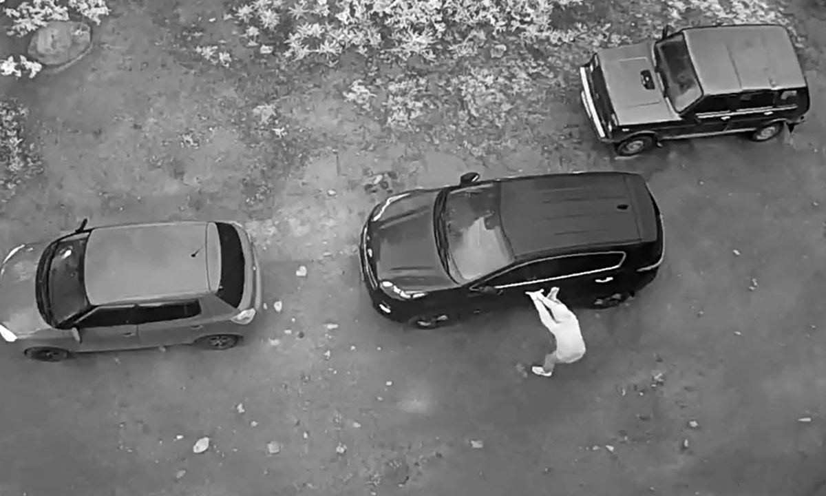 В Петрозаводске ночью неадекват пытался вскрыть машины