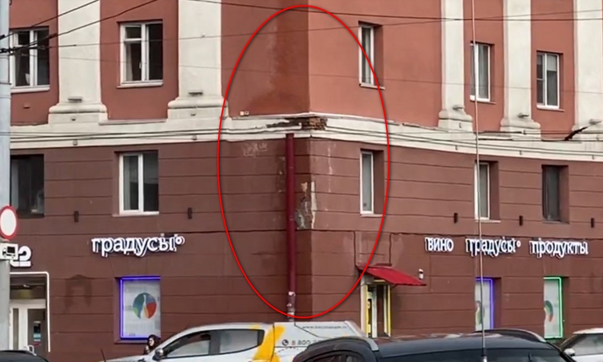 «Может рухнуть на головы»: в центре Петрозаводска опасно повис водоотвод