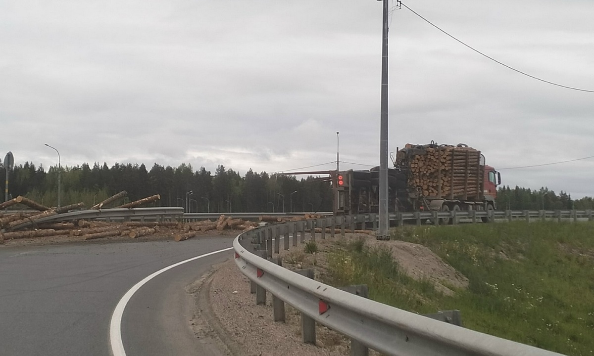 Бревна рассыпались на трассе под Петрозаводском