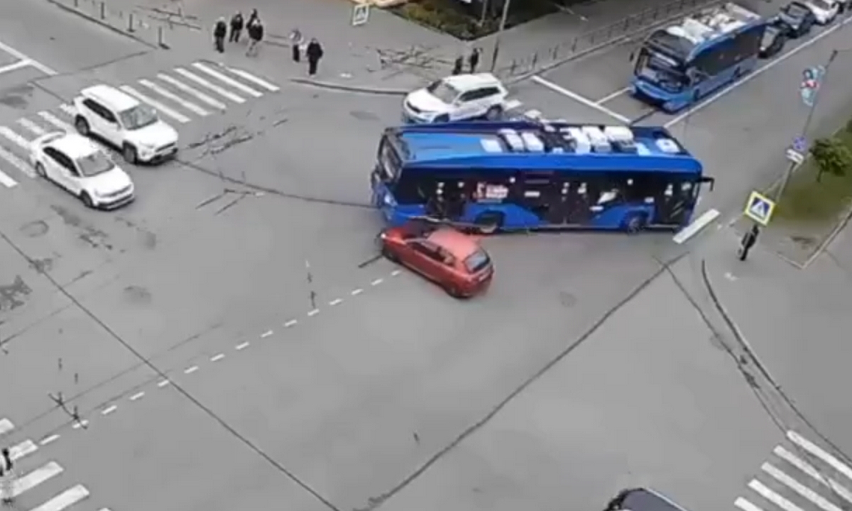 Автомобиль влетел в троллейбус в Петрозаводске