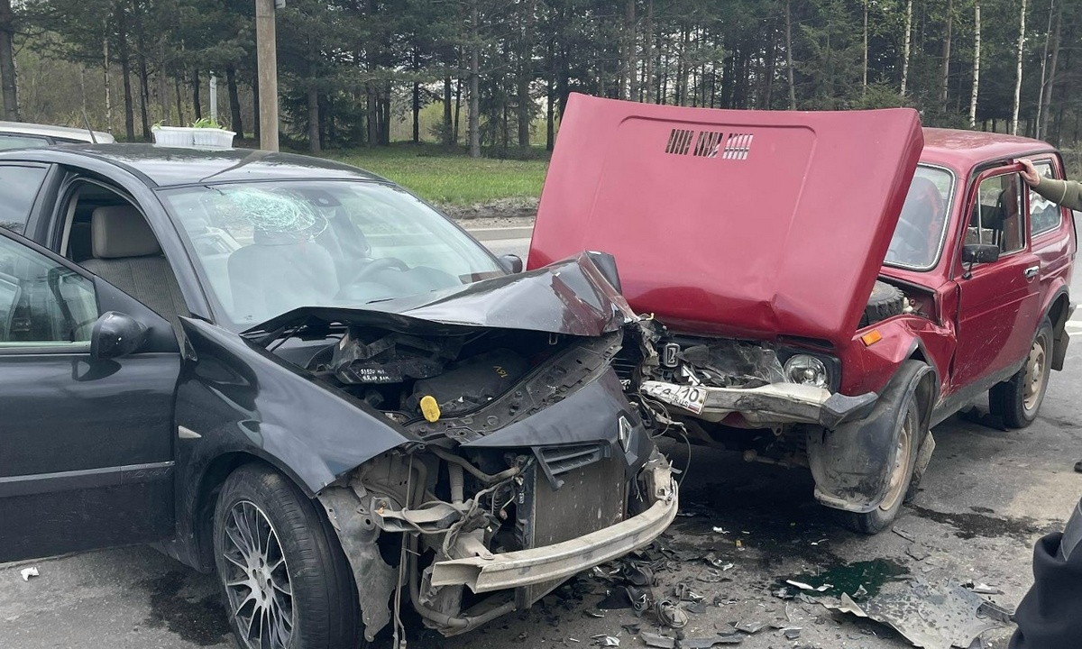 В Петрозаводске 84-летний водитель не вписался в поворот и устроил страшную аварию