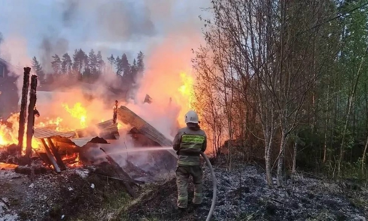Пожар вспыхнул ночью на дачах под Петрозаводском