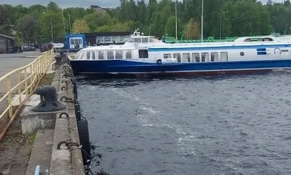 «Метеор» врезался в причал в Петрозаводске