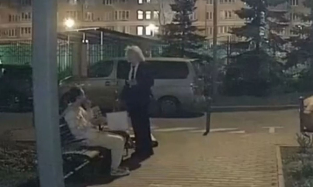 Появилось видео, как сын отдал золотые слитки отца девушке в черном костюме