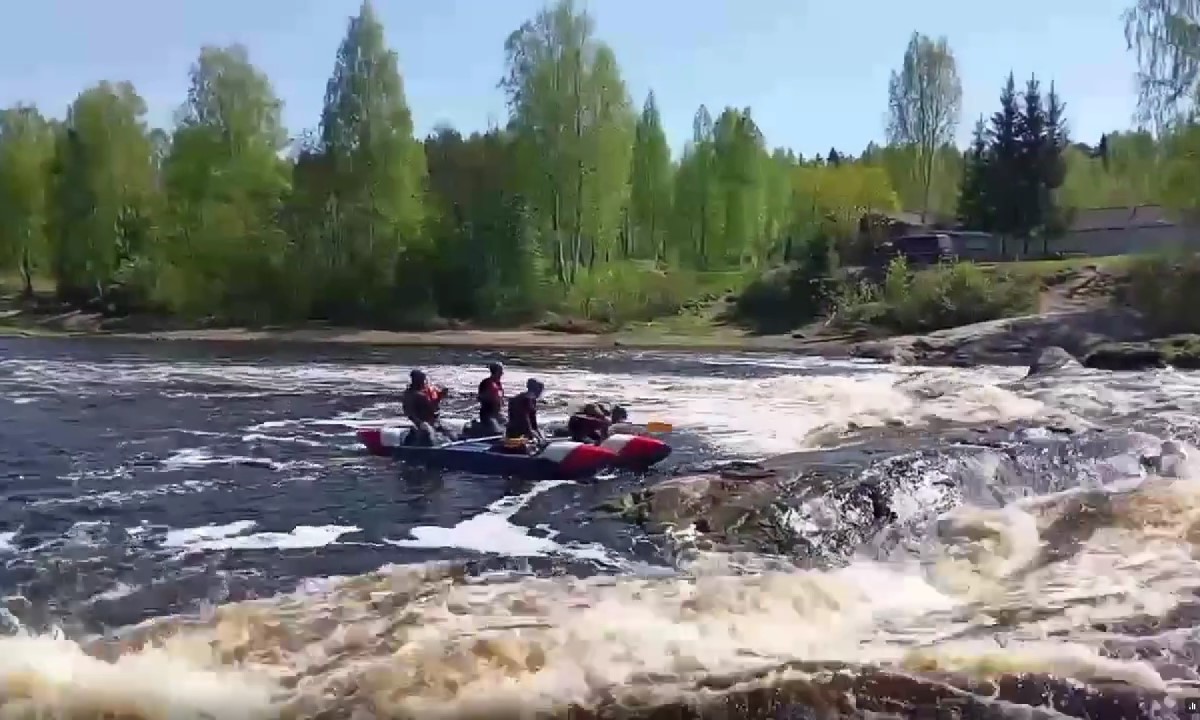 Карельские спасатели показали, как достают тонущего человека из реки