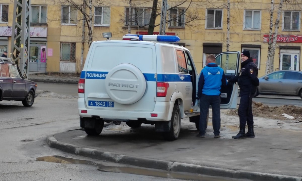 В Петрозаводске мужчину ударили ножом на детской площадке
