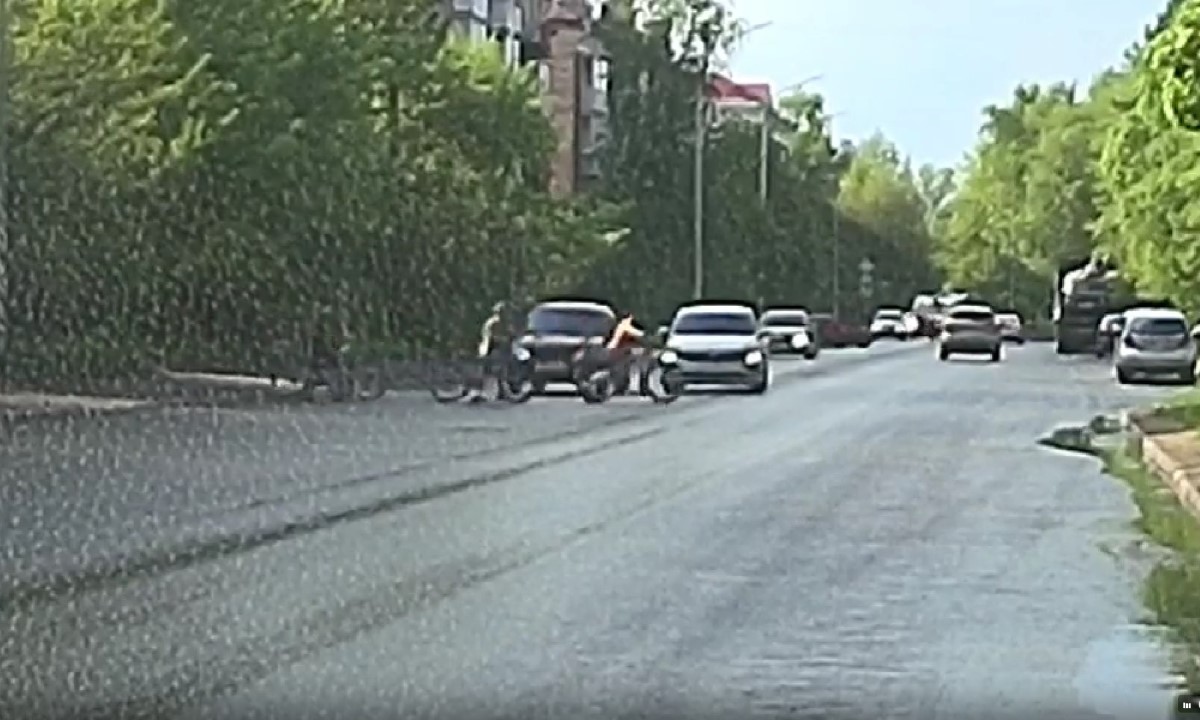 В Петрозаводске дети на велосипедах выскочили на дорогу: чудом не случилось трагедии