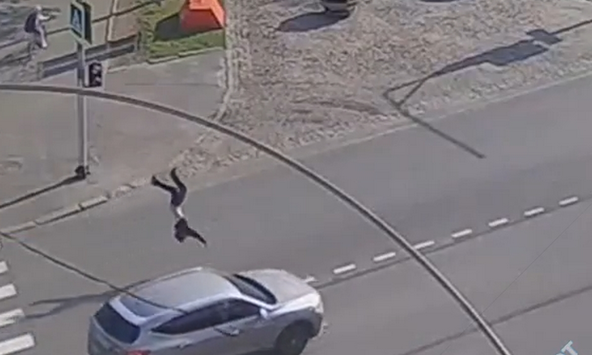 В Петрозаводске жестко сбили самокатчика: он перевернулся в воздухе и отлетел на несколько метров