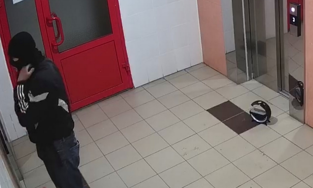 В Карелии мужчина выжидал на лестнице, а потом вломился в квартиру к женщине