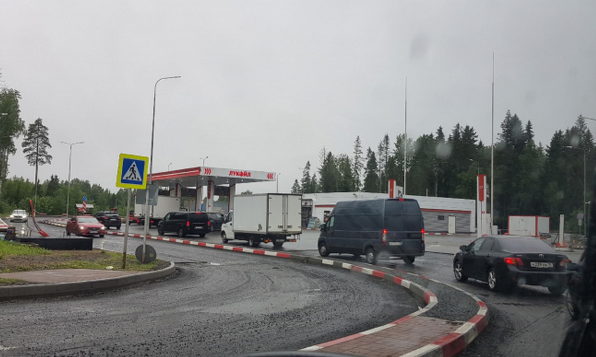 На заправках Петрозаводска скапливаются очереди: водители нервничают