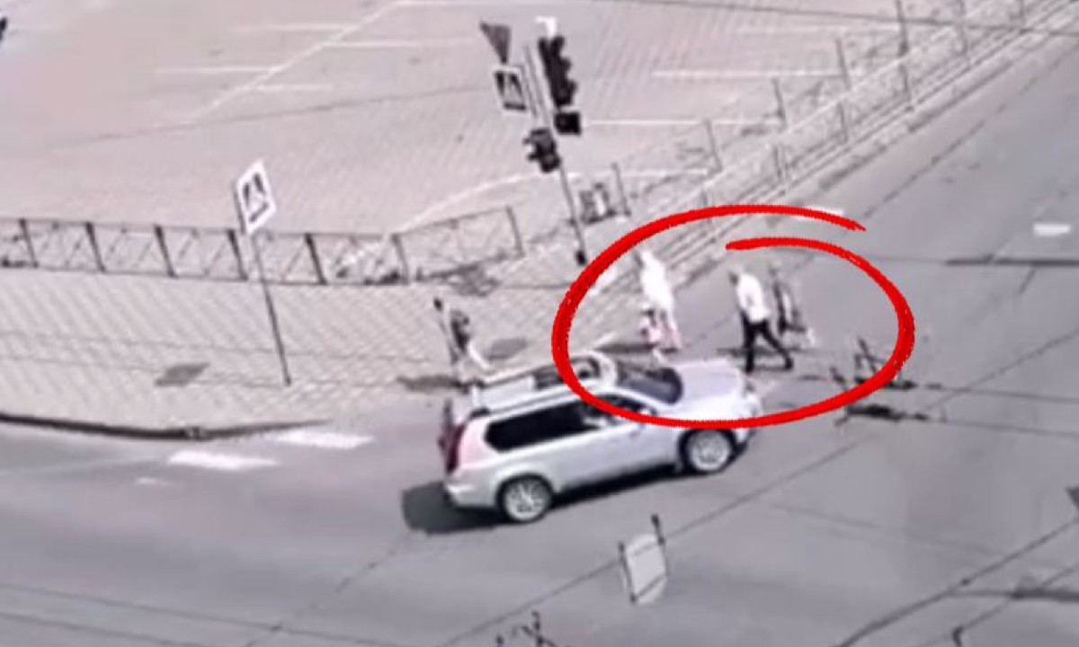 Водитель чуть не снес толпу на пешеходном переходе в Петрозаводске