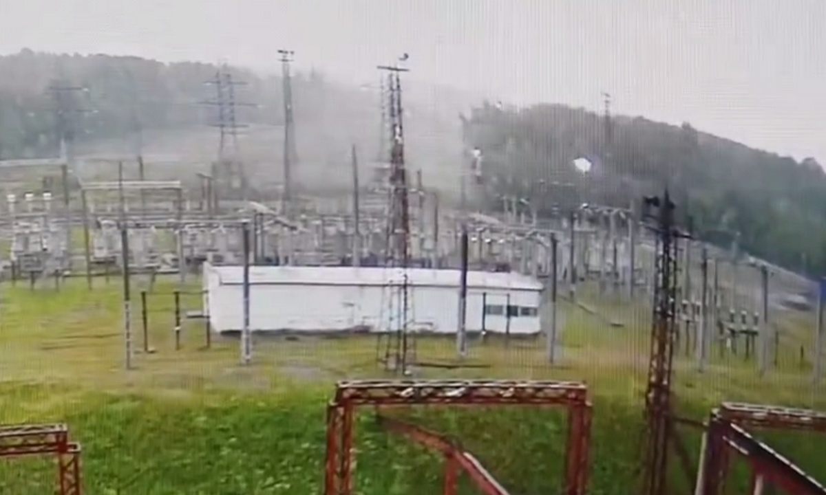 Появилось видео, как молния обесточила пол-Петрозаводска
