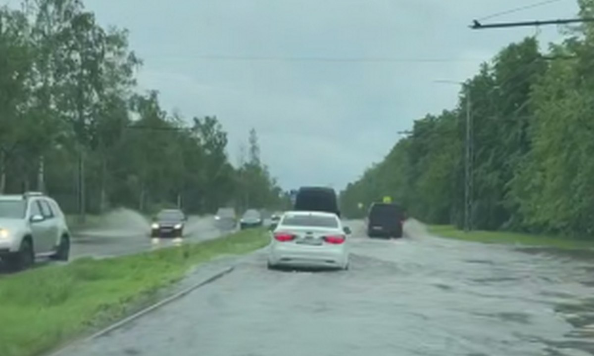 В Петрозаводске парализовало движение после дождя: массово встали троллейбусы, не работают светофоры