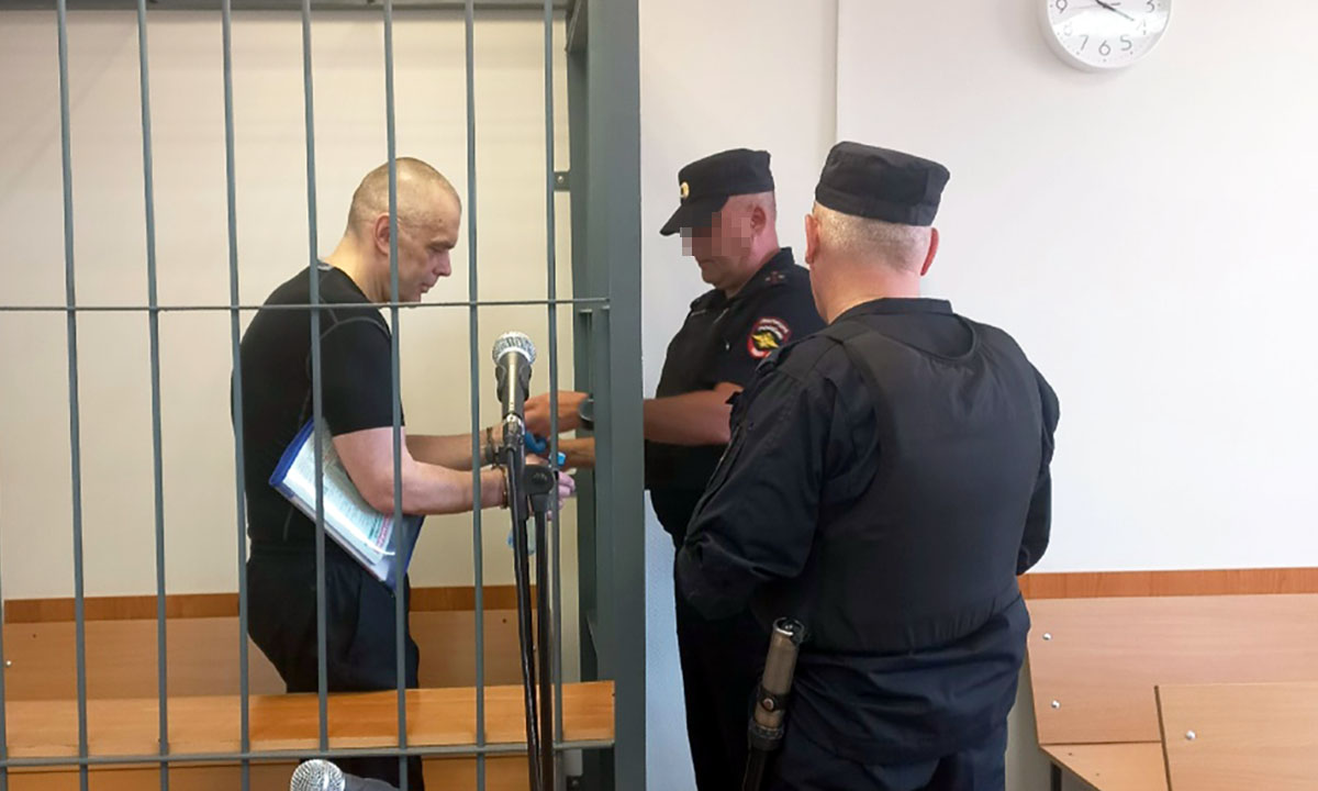 «Показывал пальцем наверх и говорил, что этот кто-то там очень высоко сидит». Предприниматель рассказал, как давал взятку Любарскому