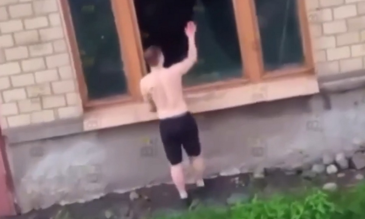 Полуголый мужчина бил окна в Петрозаводске