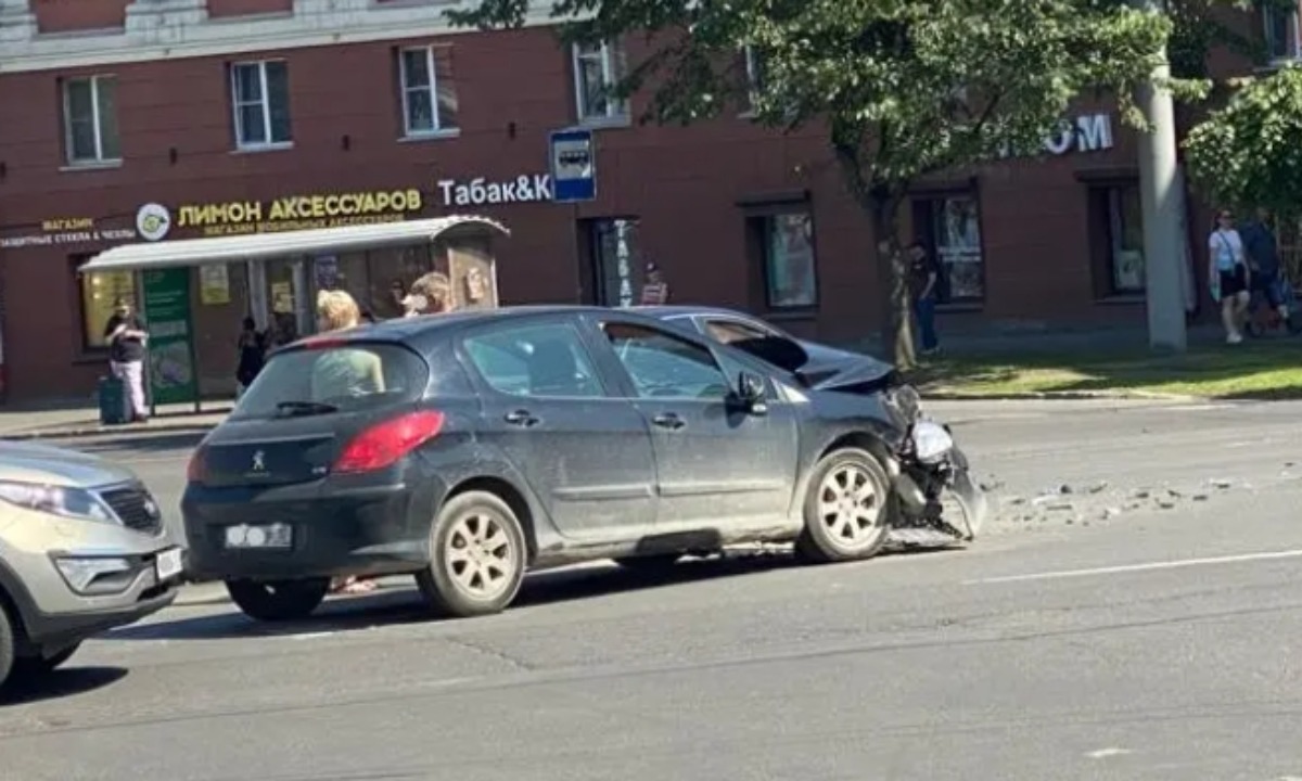 Две машины столкнулись возле вокзала Петрозаводска