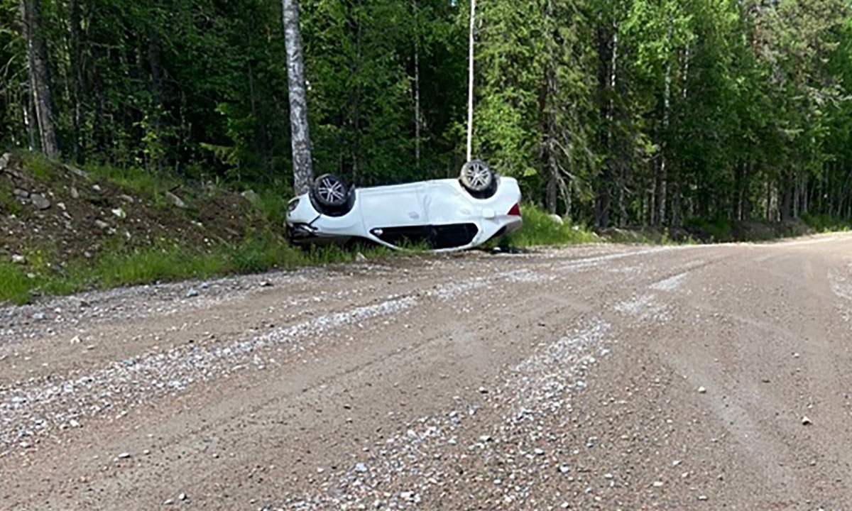 В Карелии автомобиль перевернулся на крышу: за рулем была женщина