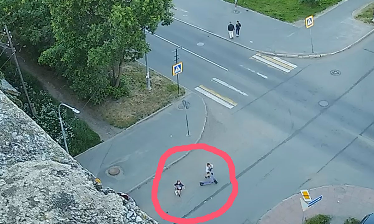 В Петрозаводске разыскивают родителей девочек, которые угнали сломанный электросамокат
