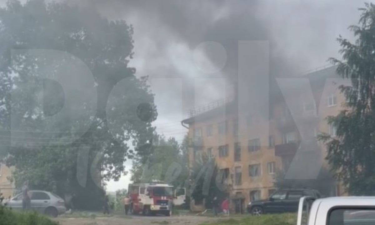 В Петрозаводске загорелась квартира: из окна валил густой черный дым