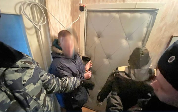 В Петрозаводске двое грабителей с собакой ворвались в квартиру пенсионерки: она сумела позвать на помощь