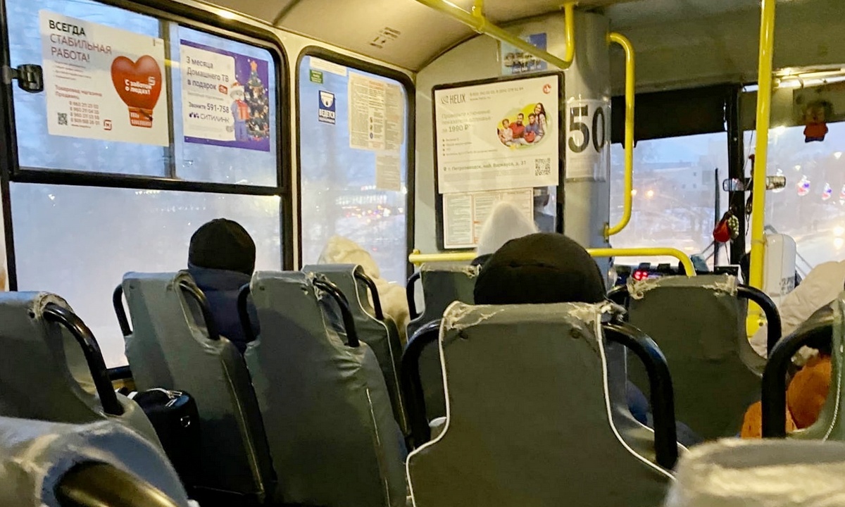 В Петрозаводске мужчина ударил полицейского в автобусе