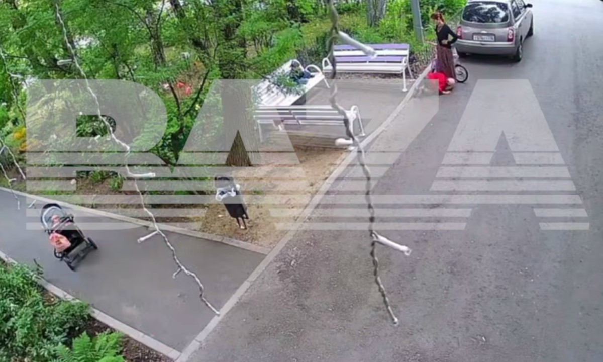 Мать заставила ребенка целовать ей ноги на улице