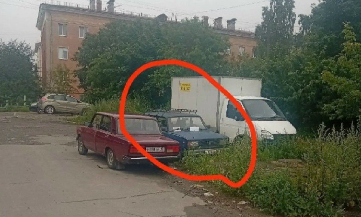 «Просим убрать!» В Петрозаводске жители десяти домов могут остаться без горячей воды из-за машины