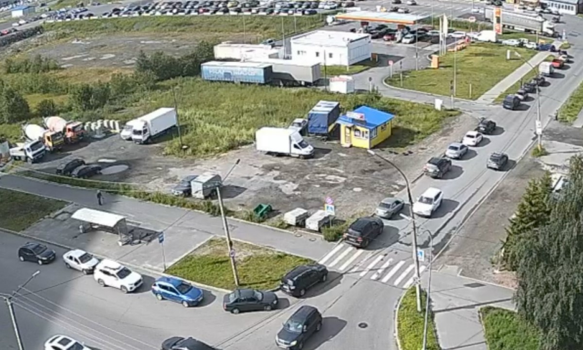 В Петрозаводске очередь на заправку по «встречке» заблокировала остановку и выезд