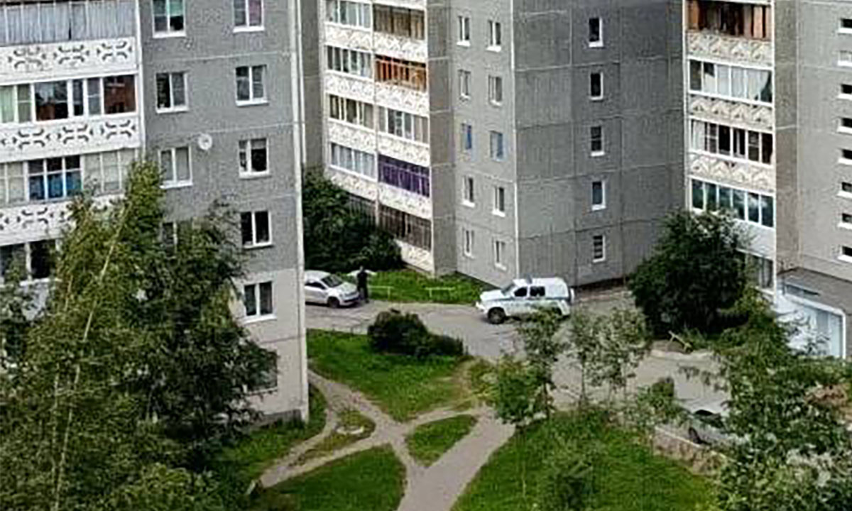 Стали известны подробности падения мужчины из окна восьмого этажа