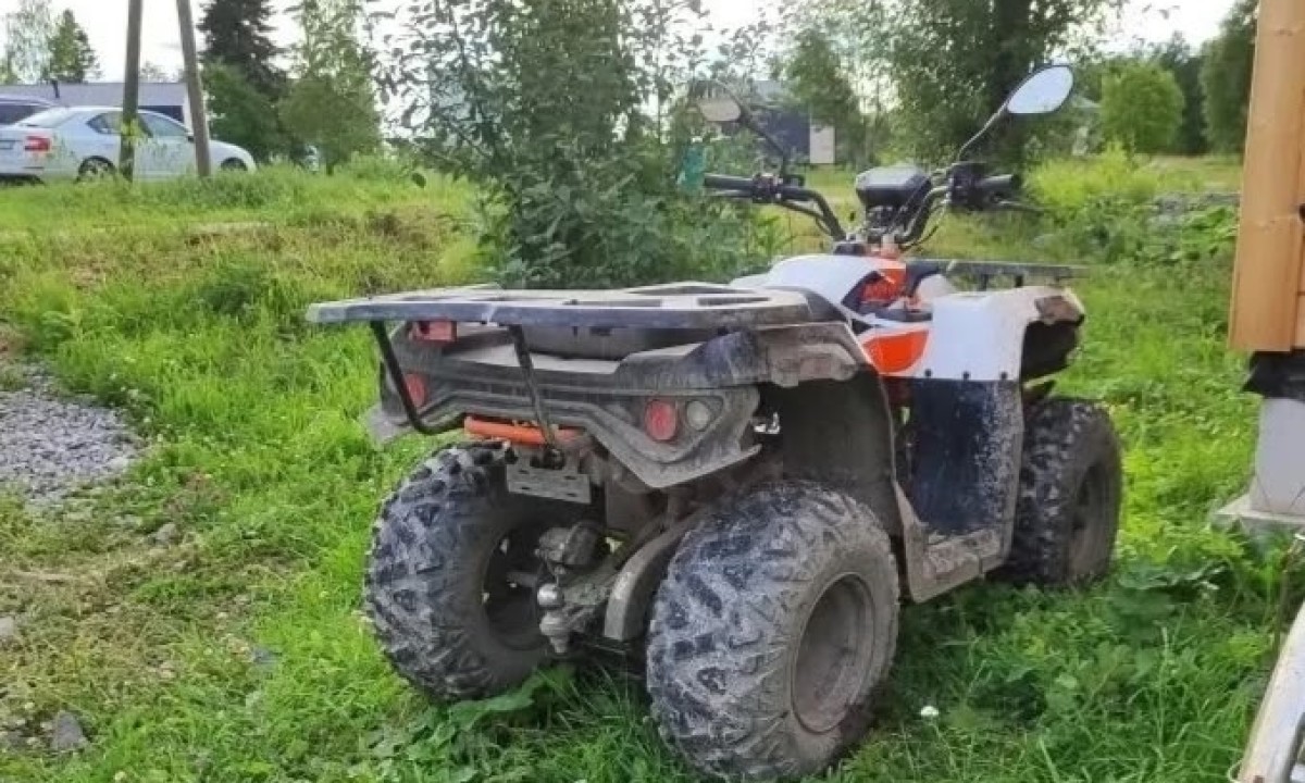 В Карелии две девочки катались на квадроцикле и улетели в кювет: они в больнице