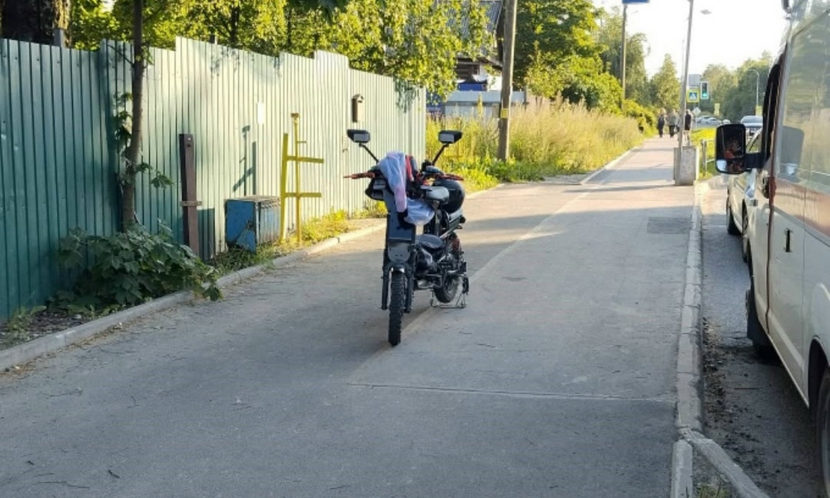 В Петрозаводске электровелосипед снес подростка на тротуаре
