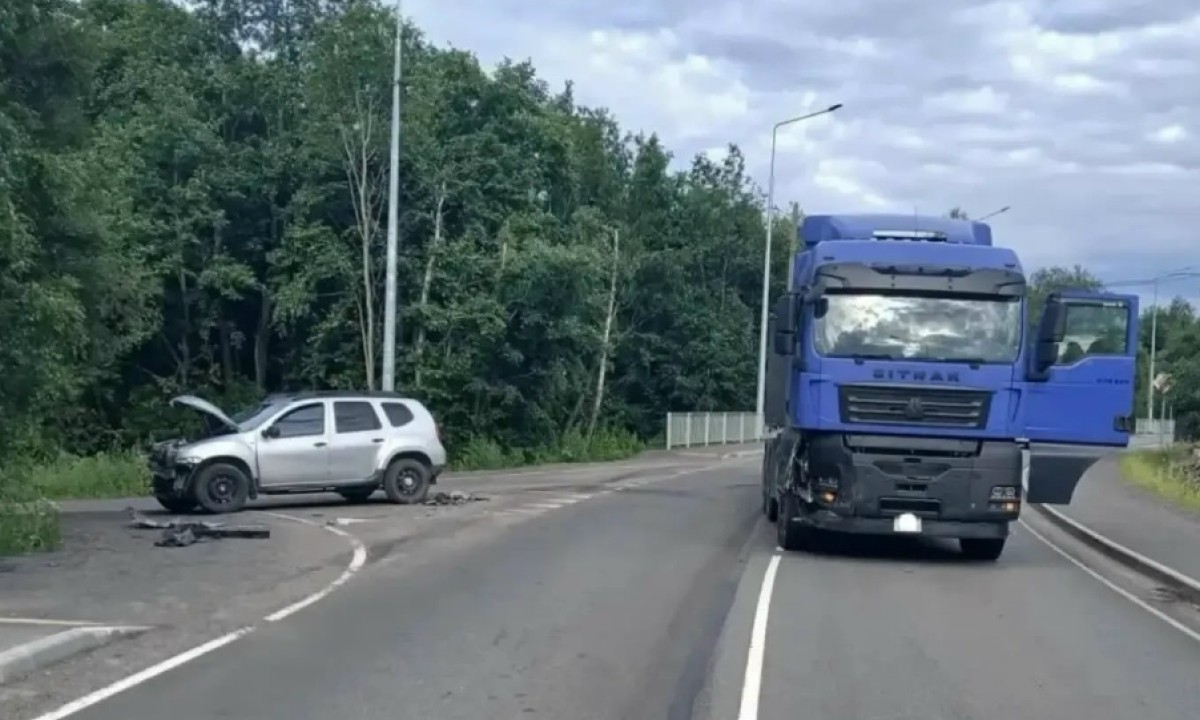 В Карелии мать с двухлетней дочкой села в машину к пьяному водителю: он врезался в фуру