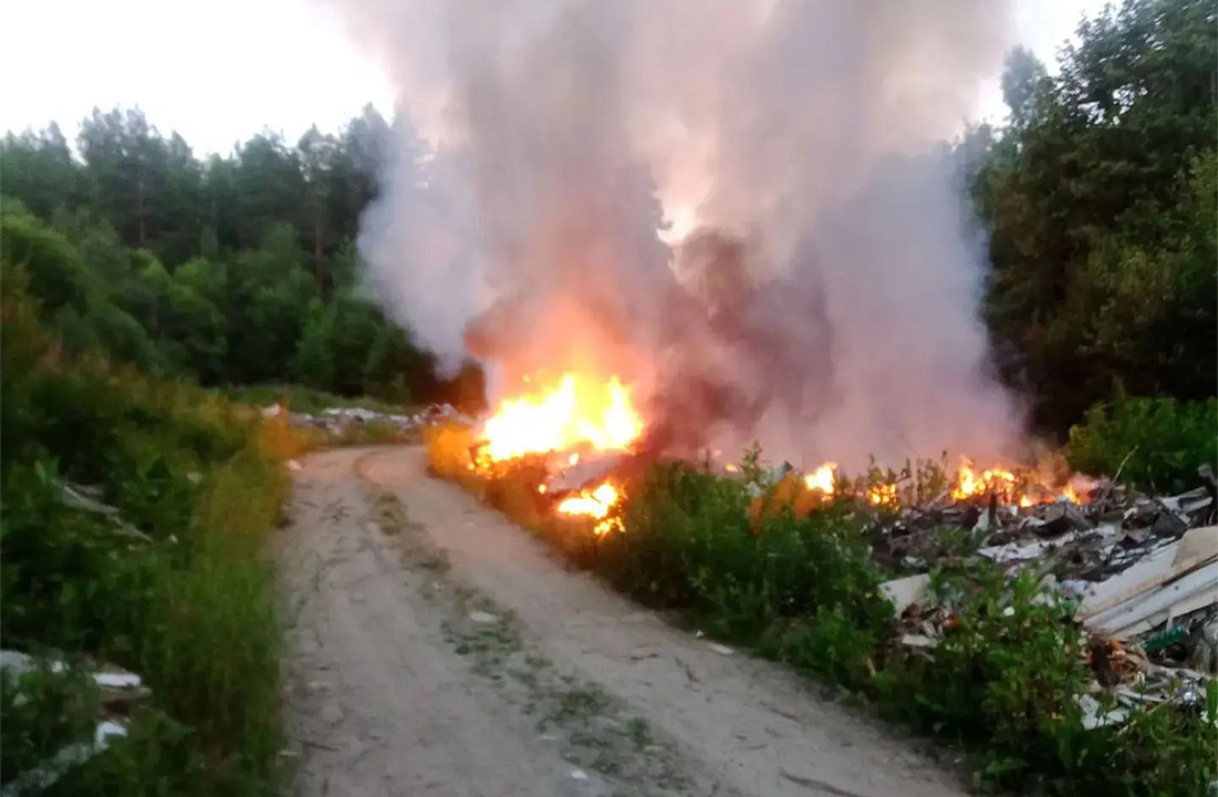 Несанкционированная свалка полночи полыхала в Карелии