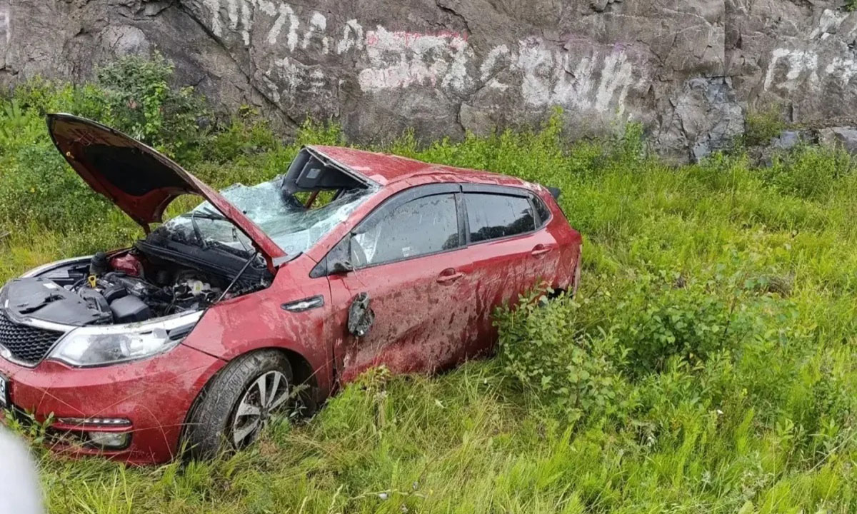 В Карелии автомобиль улетел в кювет и перевернулся