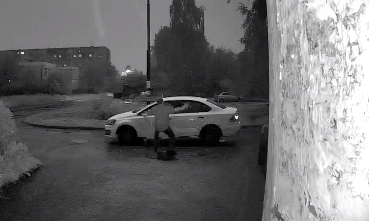 В Петрозаводске ночью неадекватный мужчина вырвал стекло у такси