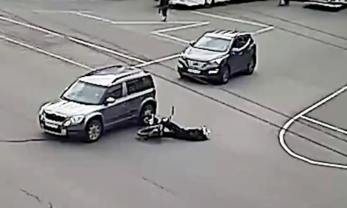 «Вообще его жестко тряханул». В Петрозаводске мотоцикл врезался в перекрывший ему дорогу автомобиль